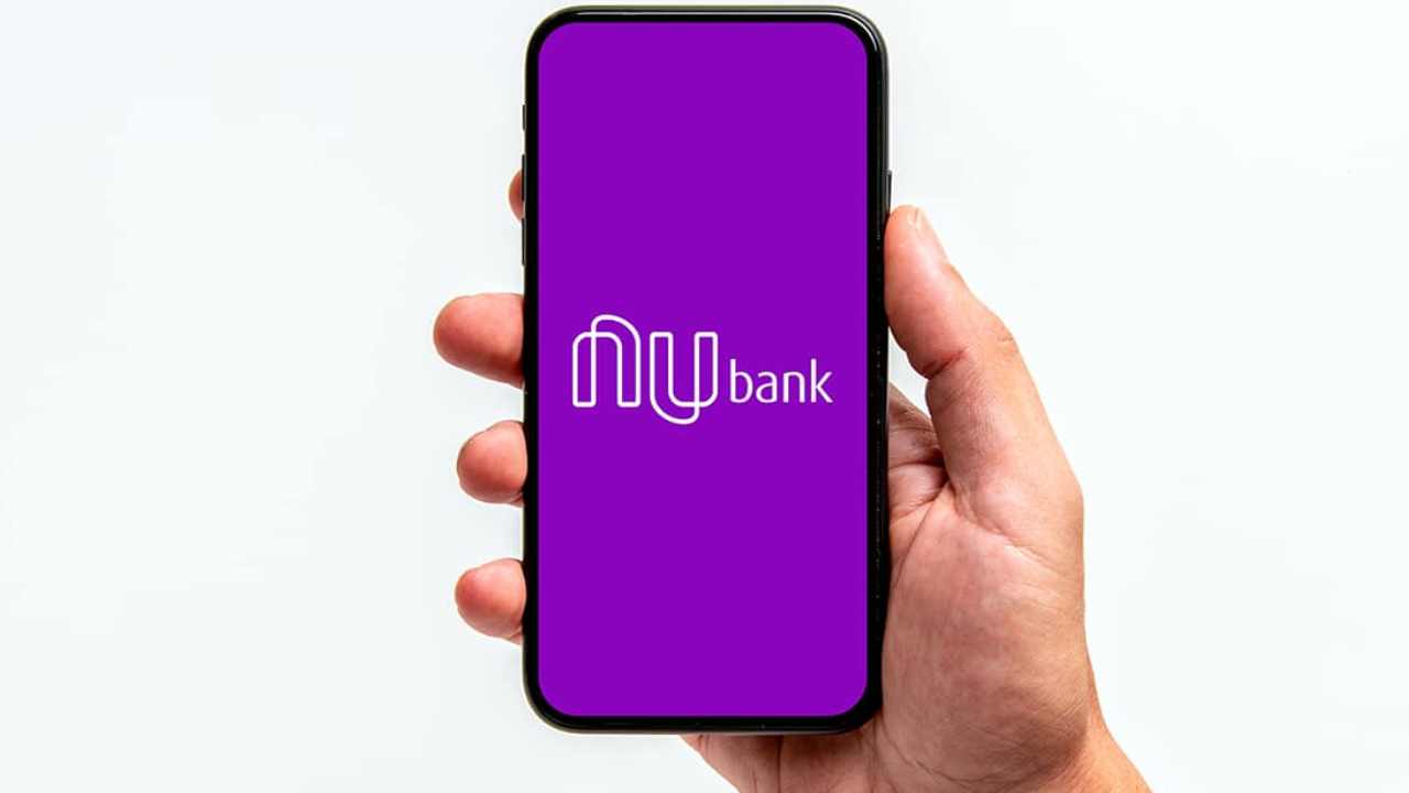 Ilustração simbólica de um celular com o aplicativo Nubank, representando a otimização dos benefícios.