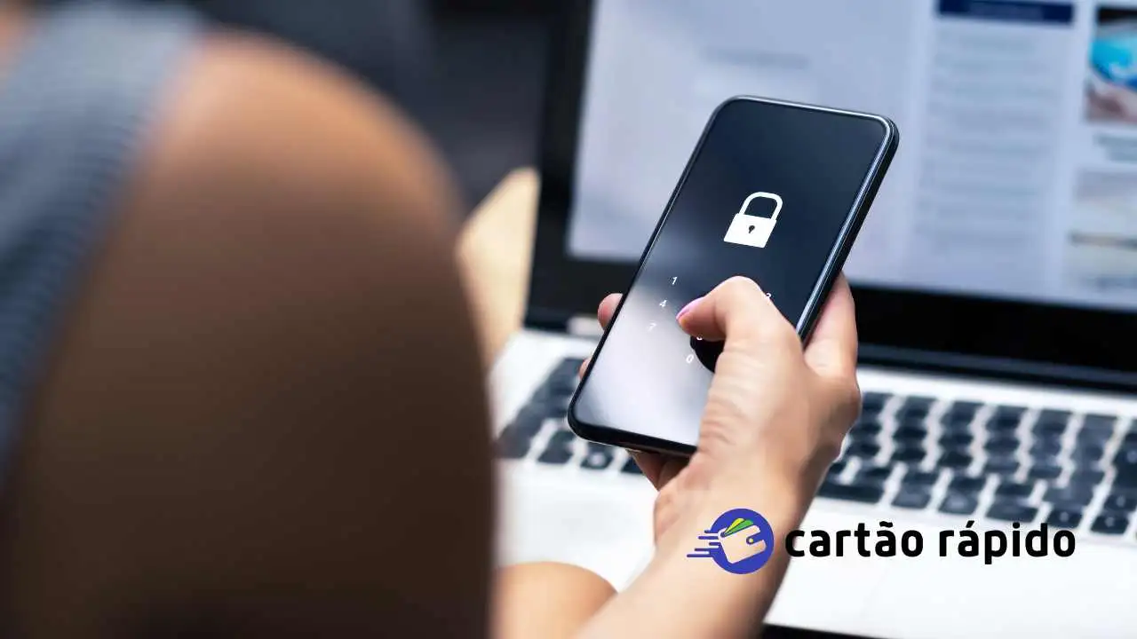 Ilustração representando um smartphone protegido por uma barreira de segurança, simbolizando a proteção contra ameaças digitais.